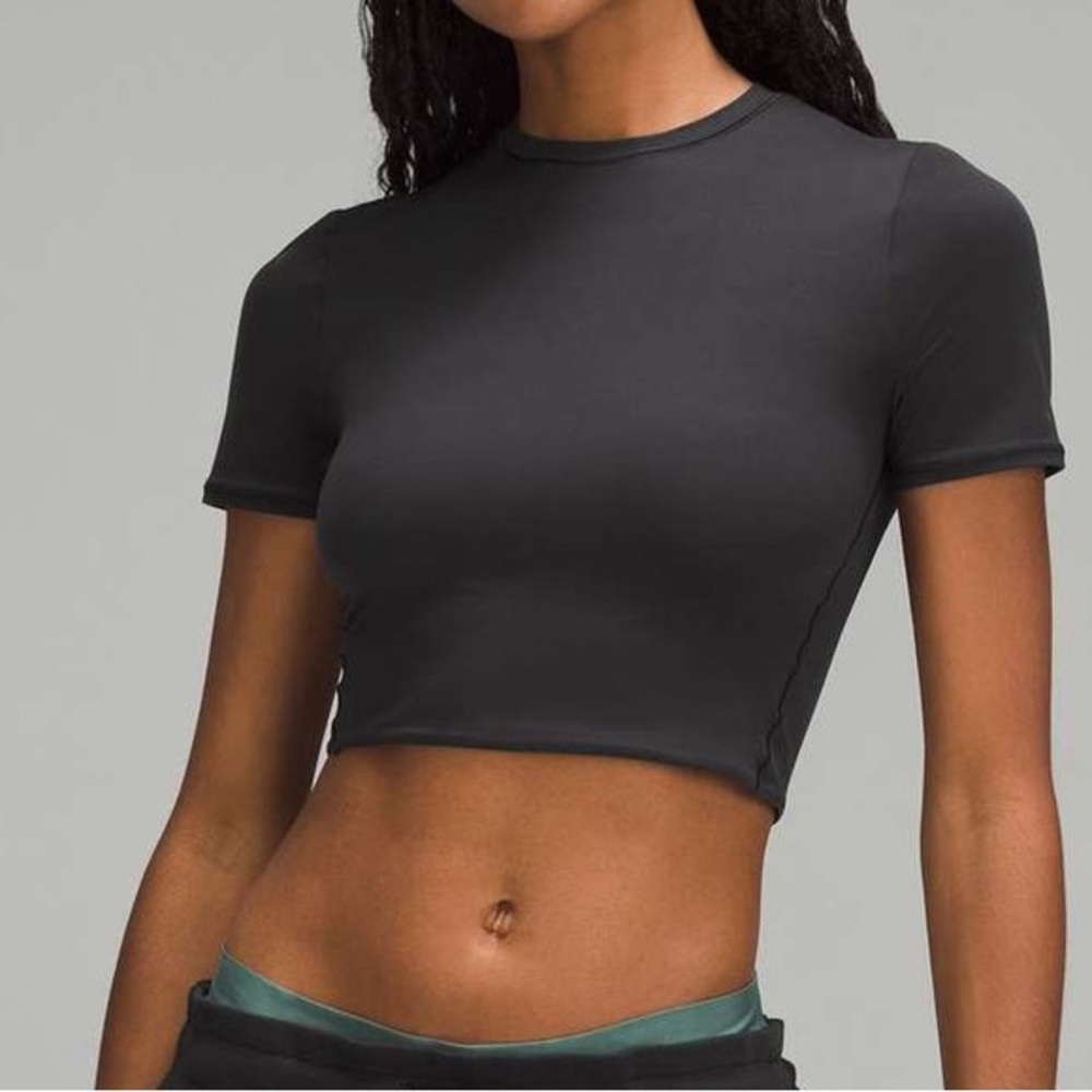 Women’s 12 Lululemon Black Crewneck Cropped T-Shirt
Black